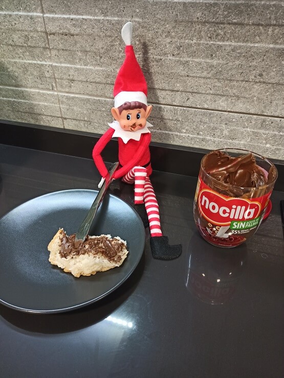 El elfo Klaus preparándose un bocata de Nocilla.