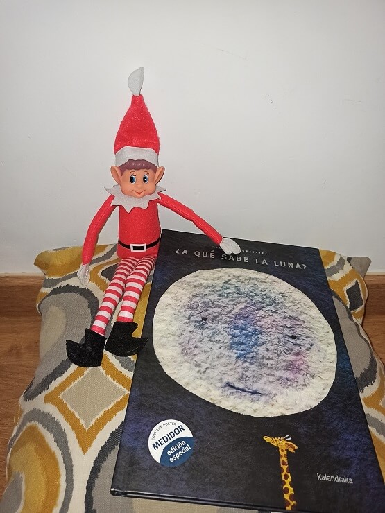 Klaus con el libro "¿A qué sabe la luna?"