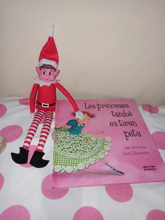 Nuestro elfo explorador con el libro "las princesas también se tiran pedos"
