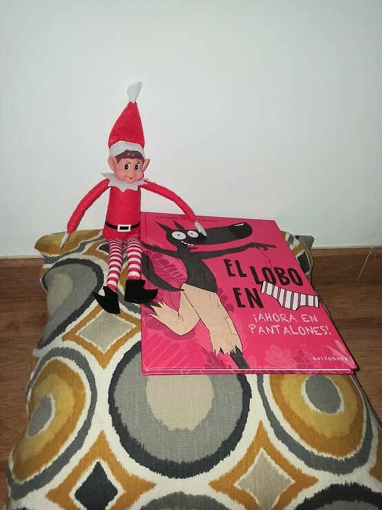 Nuestro elfo con el libro "El lobo en calzoncillos. ¡Ahora en pantalones!"