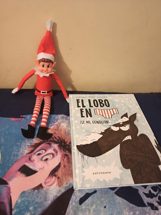 Nuestro elfo de Navidad con el libro "El lobo en calzoncillos. ¡Se me congelan!"