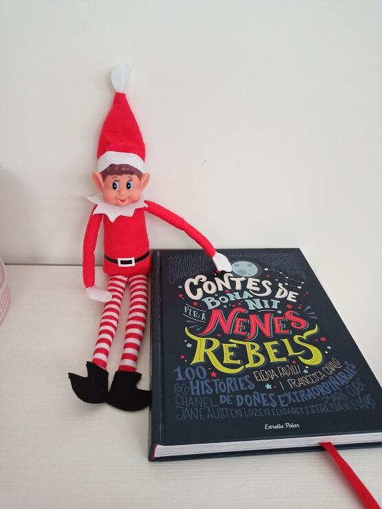 Nuestro elfo explorador con el libro "Cuentos de buenas noches para niñas rebeldes"