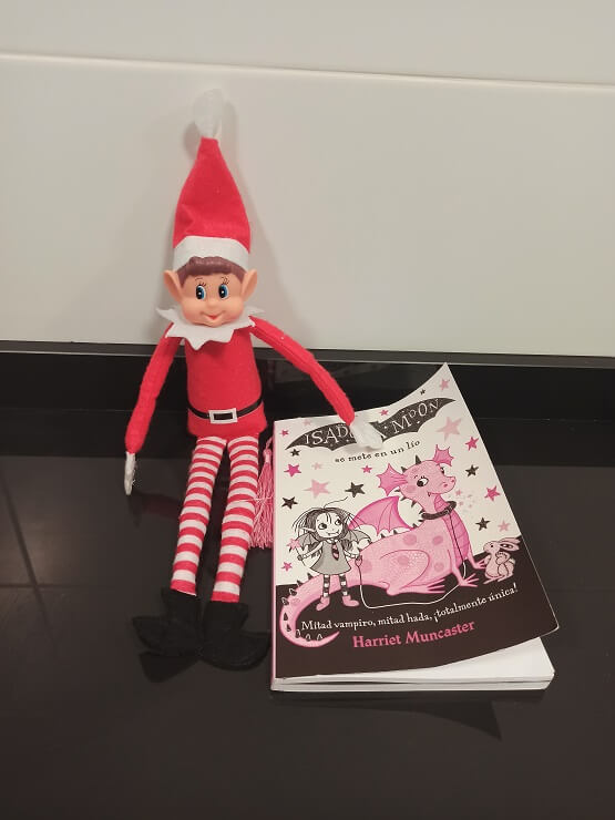 Nuestro elfo de Navidad, Klaus, con el libro "Isadora Moon"