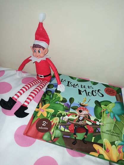 Nuestro elfo  con el libro "la isla de los mocos", un libro muy divertido.