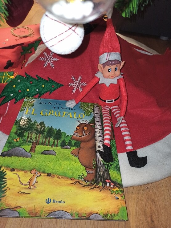Nuestro elfo de Navidad con el libro "El grúfalo"
