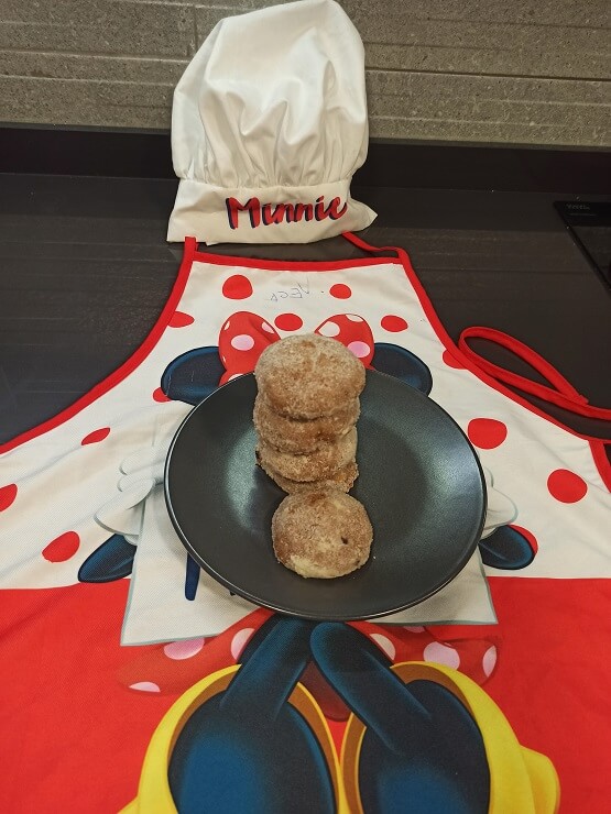 Imagen de galletas caseras de Navidad preparadas por niños