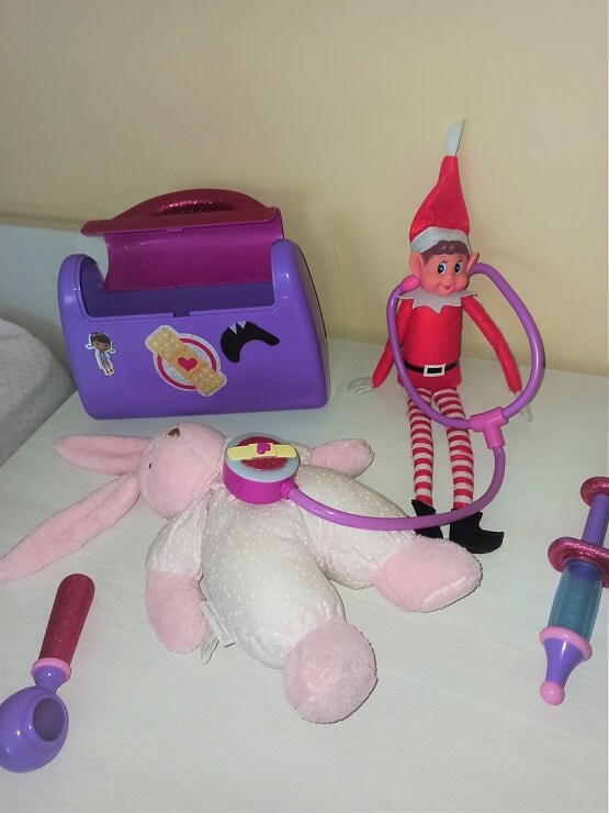 El elfo de Navidad con su equipo médico.