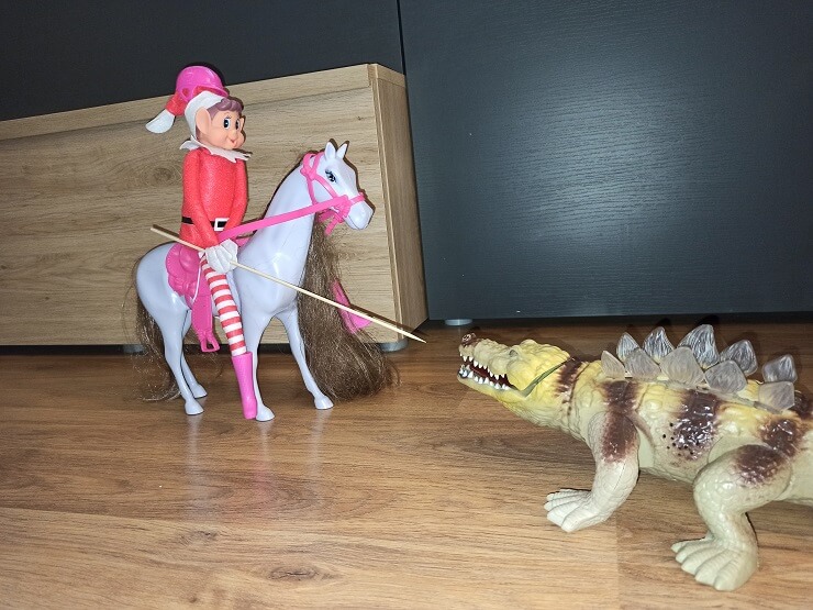 Hoy nuestro elfo de Navidad nos ha salvado del ataque de un cocodrilo prehistórico.