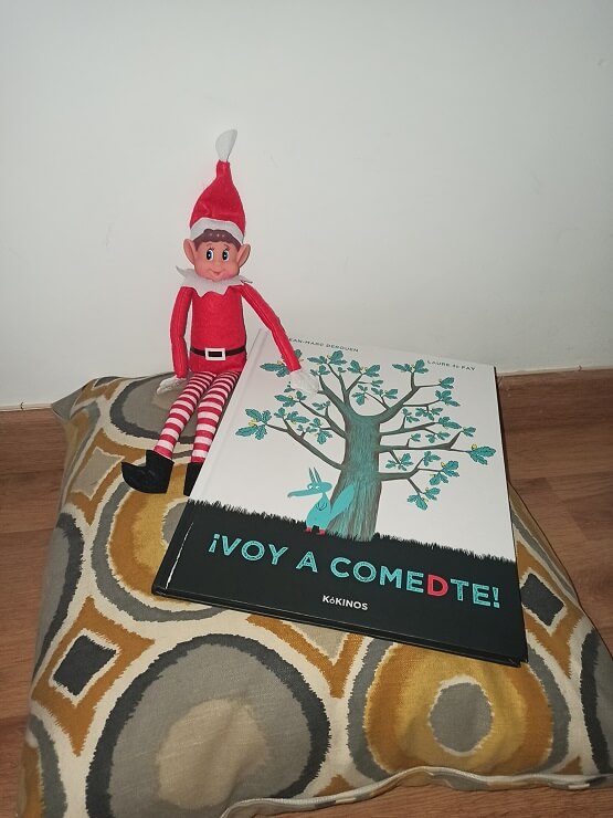 El elfo de Navidad ha escogido un libro titulado "¡Voy a comedte!" para la lectura de hoy