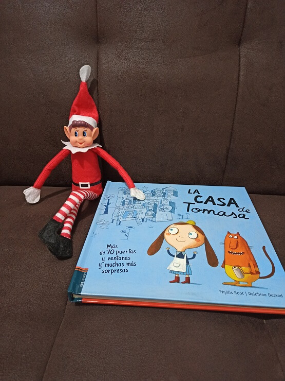 El elfo de Navidad con el libro "La casa de Tomasa".