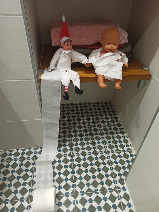 Klaus disfrazado de momia con papel higiénico. The elf on the shelf