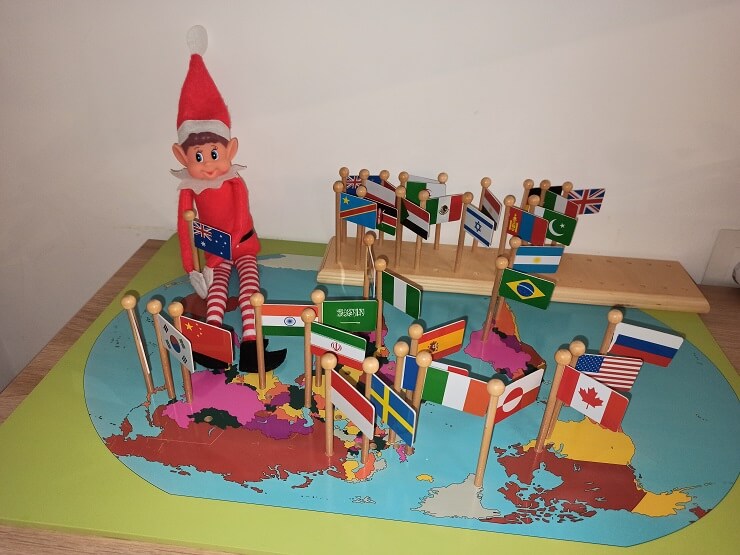 Nuestro elfo de Navidad situando banderas en sus países correspondientes