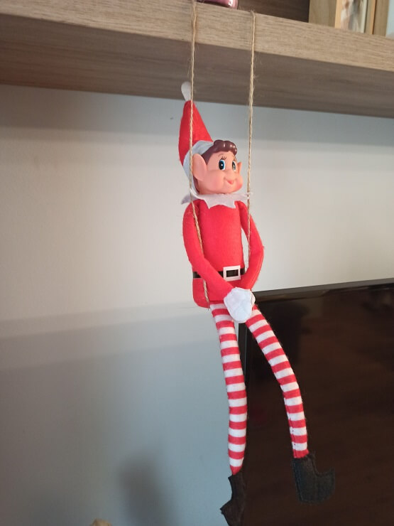 Klaus, balanceándose en un columpio creado por el mismo.