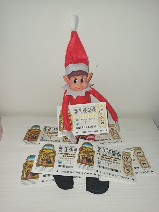 Nuestro elfo Klaus con los décimos para el sorteo de Navidad