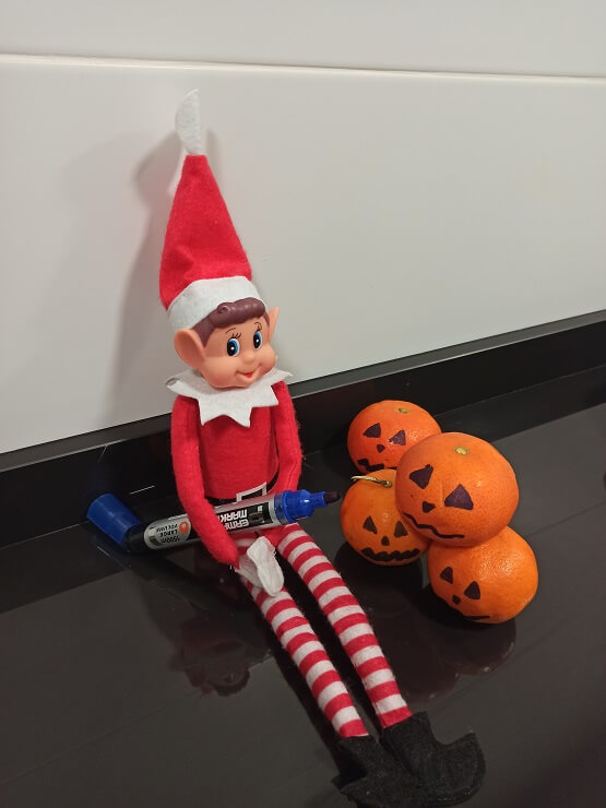 Nuestro elfo Klaus decorando nuestras mandarinas y convirtiéndolas en mini calabazas