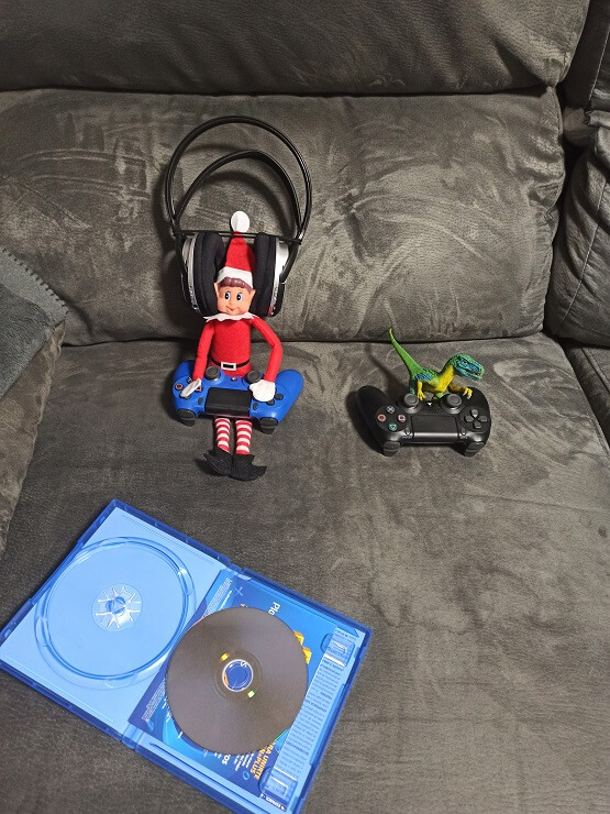 El elfo de Navidad y su amigo Dino jugando un torneo de PS4