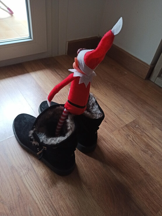 El elfo de Navidad a la última moda en calzado, con unas botas muy calientes y cómodas.