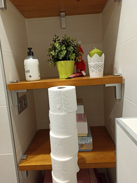 Nuestro elfo de Navidad jugando al escondite, mientras utiliza rollos y rollos de papel higiénico.