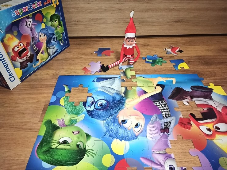 Nuestro elfo Klaus haciendo un puzle de la película "Del revés"
