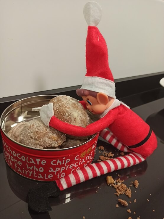 Klaus comiendo las galletas caseras que preparamos el día anterior