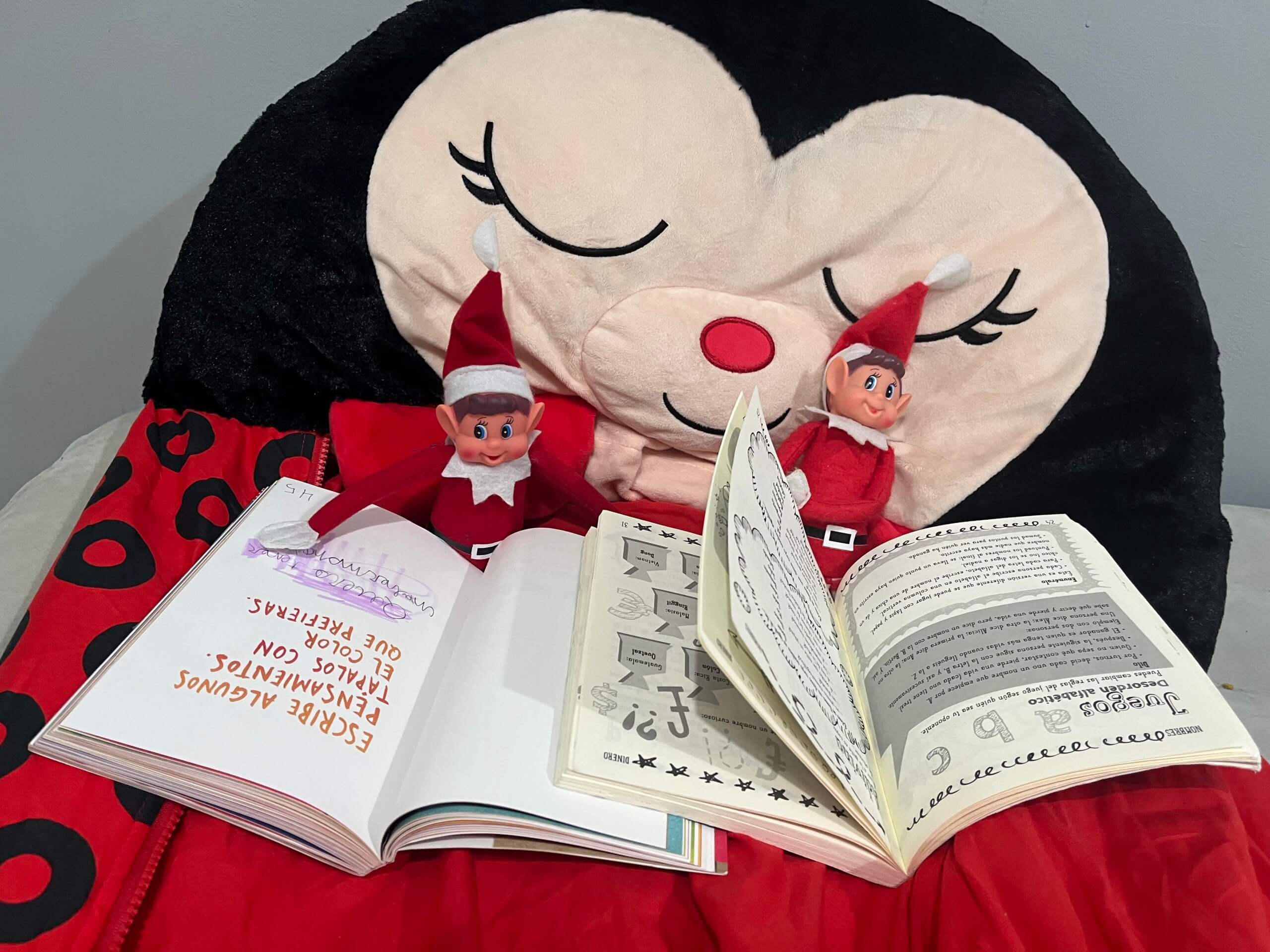 Elfos traviesos leyendo